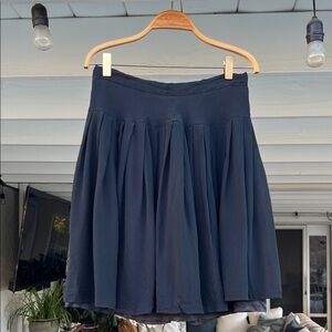 Adrienne Vittadini elegant black silk pleated mini skirt size small